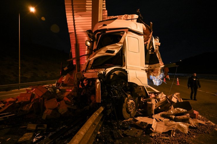 Pendik TEM Otoyolu'nda kaza yapan tırın sürücüsü yaralandı