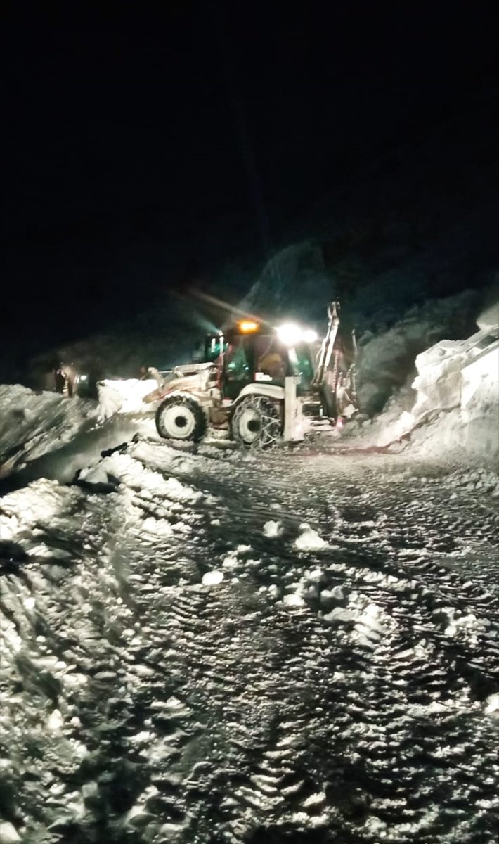 Van'da yol açma çalışması yapan iş makinesinin üzerine çığ düştü