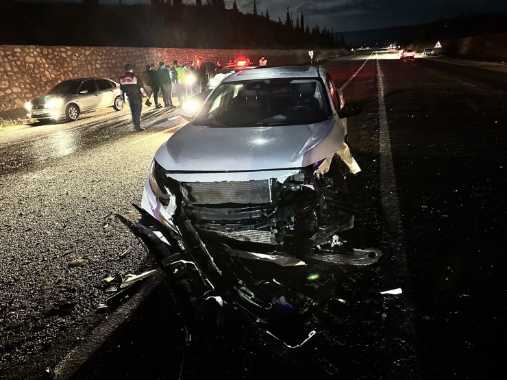 Adıyaman'da iki otomobilin çarpıştığı kazada 2 kişi yaralandı