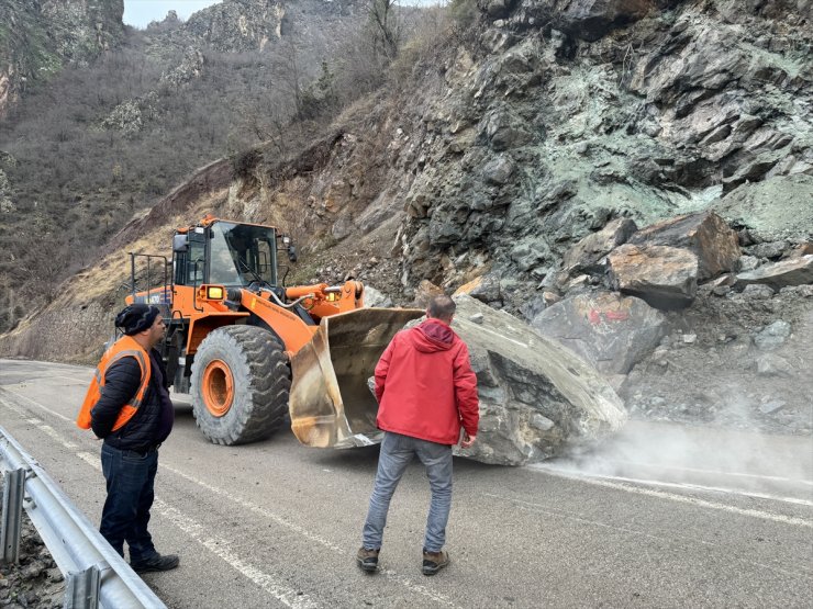 Artvin'de meydana gelen heyelanda uçuruma yuvarlanan otomobilin sürücüsü yaralandı