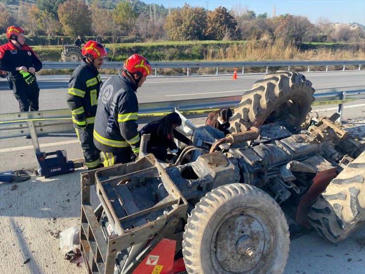 Denizli'de devrilen traktörün sürücüsü öldü