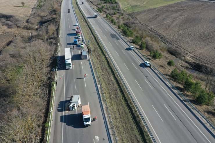 Edirne'de kamyonetlerin karıştığı kazada yola dökülen kedi ve köpek mamaları trafiği aksattı