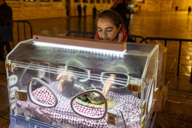 Filistinli sanatçı, Gazze'de öldürülen bebeklere "kuvözde bebek İsa" maketiyle dikkati çekiyor