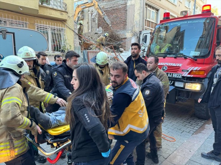 Kadıköy'de bir bina, kontrollü yıkımı yapılırken kısmen çöktü