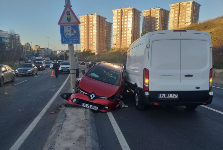 Maltepe'de iki aracın çarpıştığı kaza nedeniyle trafik yoğunluğu oluştu