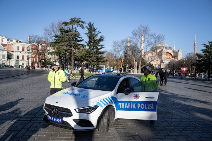 Operasyonlarda ele geçirilerek emniyete tahsis edilen araçlar İstanbul'da göreve başladı