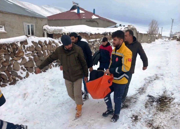 Van'da yolu kardan kapanan mahalledeki kanser hastasının imdadına ekipler yetişti