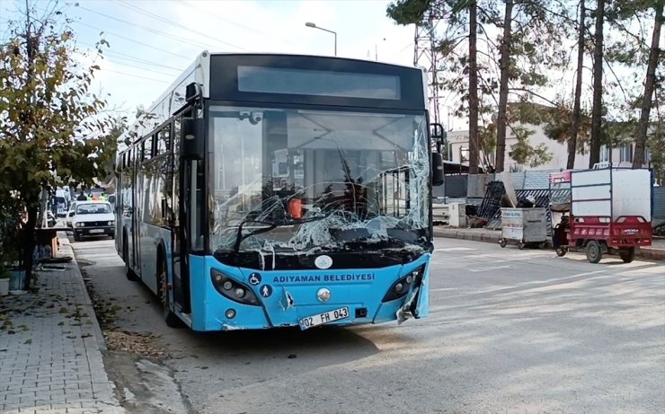 Adıyaman'da yolcu otobüsüyle polis aracı çarpıştı, 2 kişi yaralandı