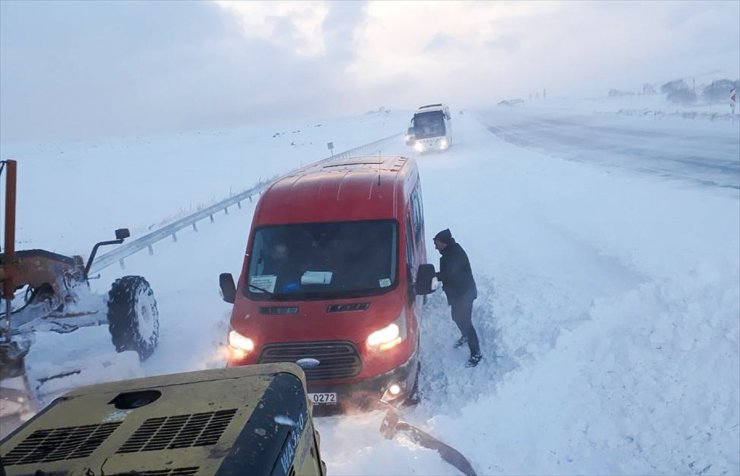 Ardahan'da kar ve tipi nedeniyle yolda mahsur kalan 343 araç kurtarıldı