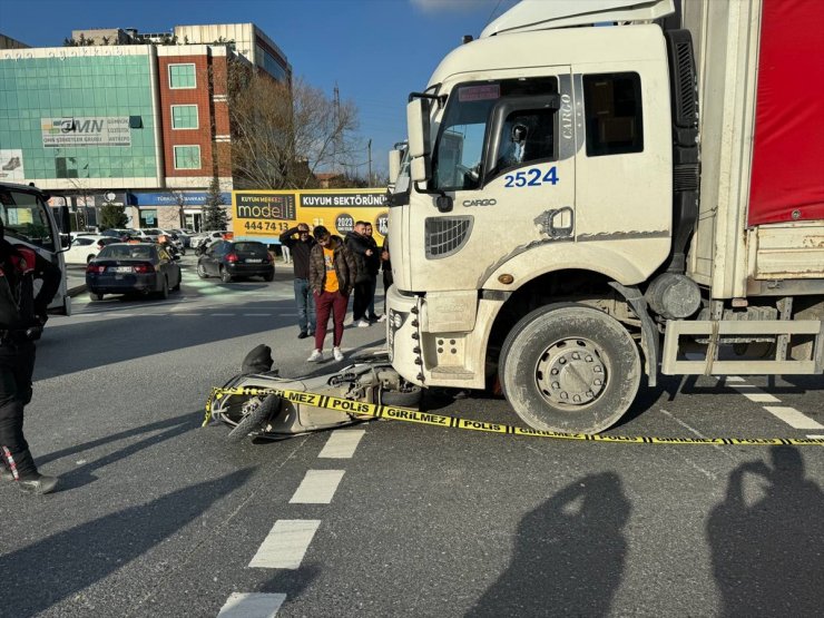 Başakşehir'de kamyonun çarptığı motosikletli kurye öldü