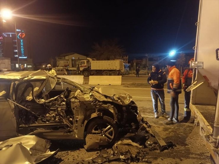 Denizli'de otomobilin kamyona çarpması sonucu 1 kişi öldü, 1 kişi yaralandı