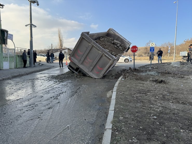 Elazığ'da yolun çökmesi sonucu yan yatan hafriyat kamyonunun sürücüsü yaralandı