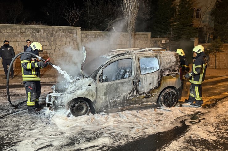 Kayseri'de seyir halindeyken alev alan hafif ticari araç yandı