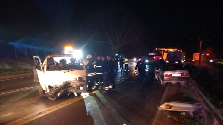 Tekirdağ'da panelvanla otomobilin çarpıştığı kazada 5 kişi yaralandı