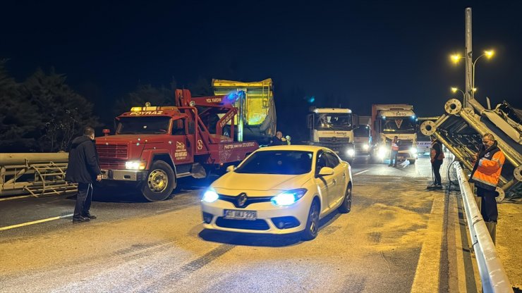 GÜNCELLEME - Tır damperinin tabelaya çarpmasıyla kapanan Anadolu Otoyolu'nun Ankara yönü ulaşıma açıldı