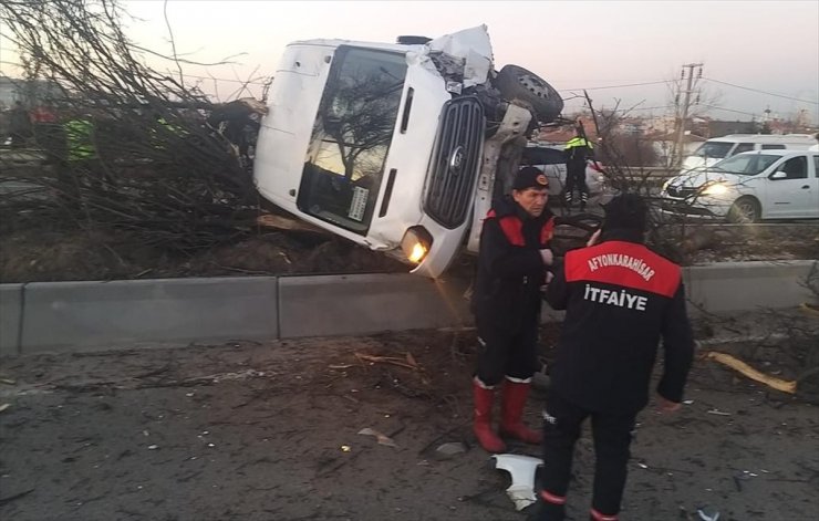 Afyonkarahisar'da refüje devrilen minibüsteki 12 kişi yaralandı