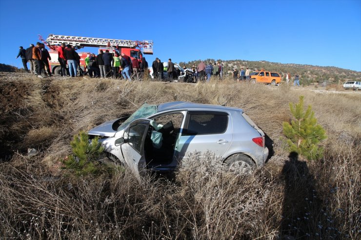 Burdur'da 3 otomobilin çarpıştığı kazada 1 kişi öldü, 5 kişi yaralandı