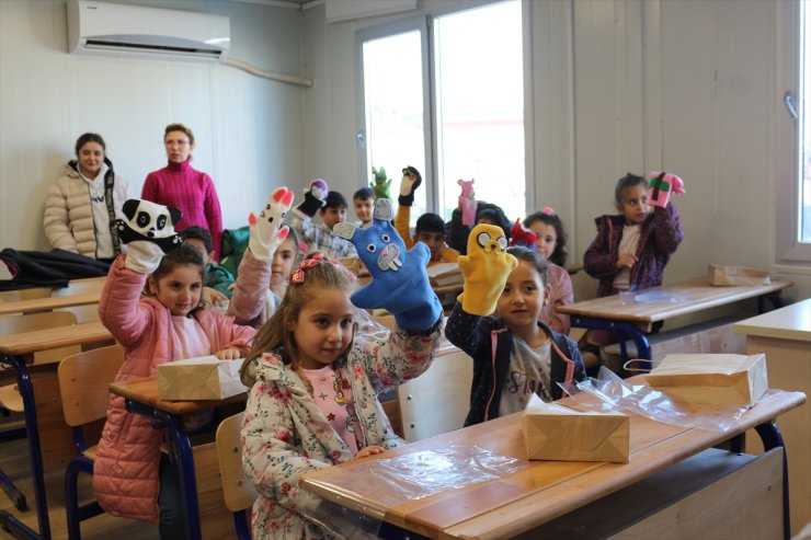 Hatay'da öğrencilerin diktiği kıyafetler ve kuklalar depremzede çocuklara dağıtıldı