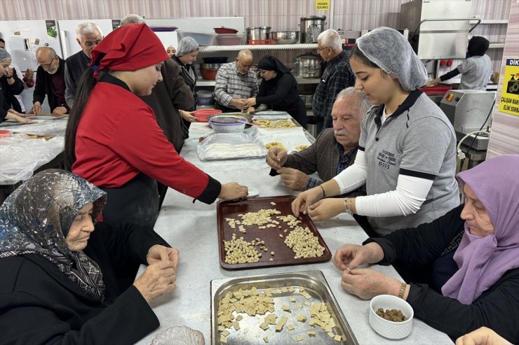 Kız meslek lisesi öğrencileri, yaşlılarla etkileşim programında buluştu