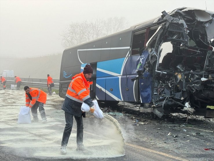 DÜZELTME - "GÜNCELLEME - Kuzey Marmara Otoyolu'nda zincirleme kazada 11 kişi öldü, 57 kişi yaralandı" başlıklı haberimizde yer alan "11 kişi öldü" ifadesi kaynağından "10 kişi öldü" olarak düzeltilmiştir.