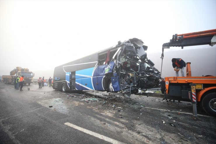 GÜNCELLEME 5 - Kuzey Marmara Otoyolu'nda zincirleme kazada 10 kişi öldü, 61 kişi yaralandı