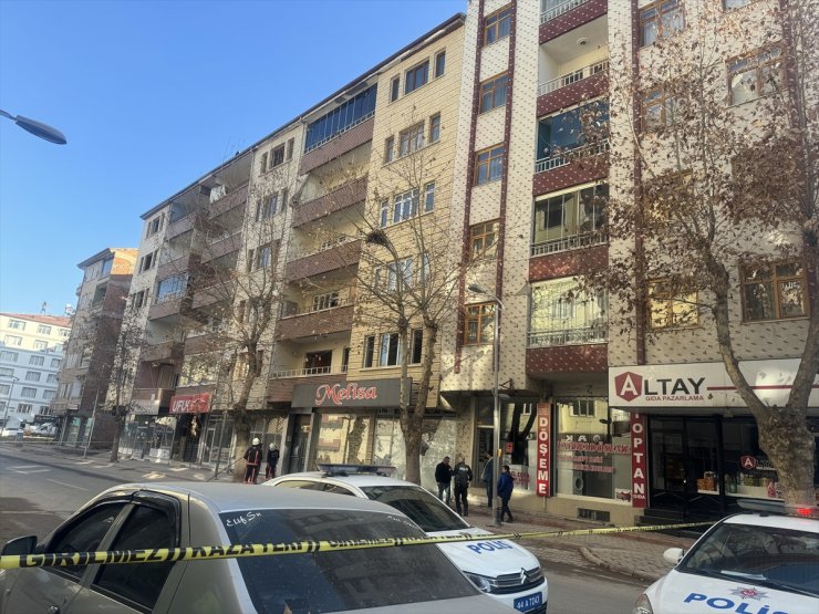 Malatya'da yıkılma tehlikesi bulunan bina nedeniyle cadde trafiğe kapatıldı