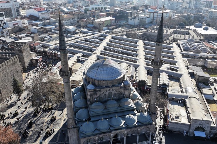 Sekiz asırlık Kapalı Çarşı AVM'lere direniyor