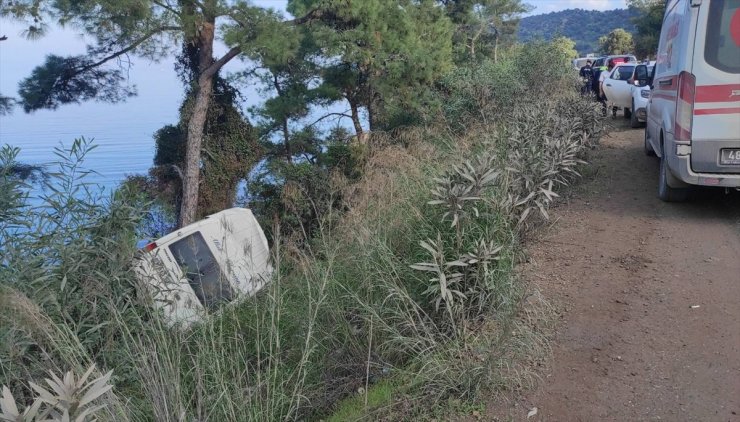 Bodrum'da şarampole devrilen minibüsteki 7 kişi yaralandı