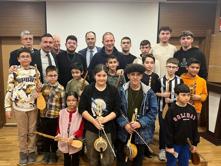 Burdur'da sanatçı Sümer Ezgü'nün öncülük ettiği geleneksel enstrüman kursu düzenlendi