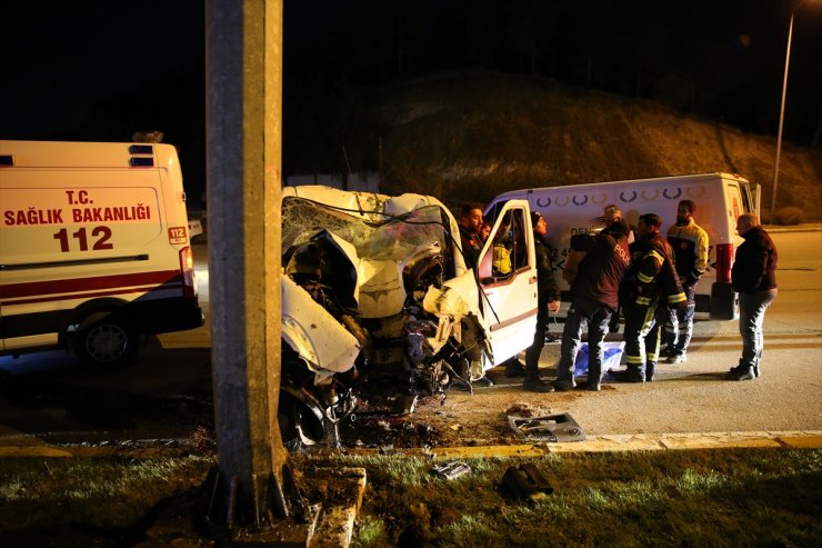 Denizli'de refüje çarpan kamyonetin sürücüsü öldü