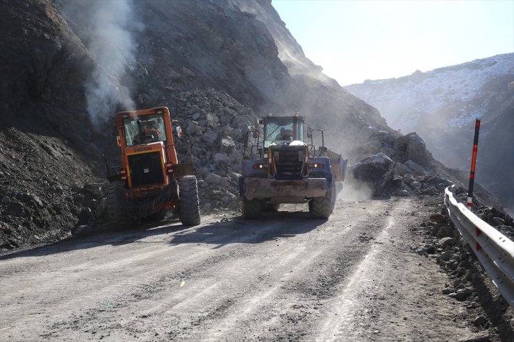 Hakkari Valisi Çelik, heyelan bölgesinde inceleme yaptı