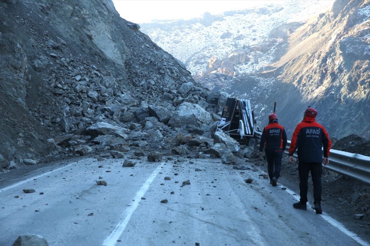 Hakkari'de heyelan yüzünden düşen kayaların çarptığı kamyonetteki 3 kişi yaralandı