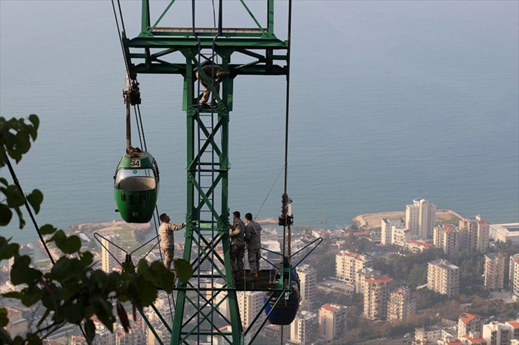 Lübnan'da teleferikte mahsur kalan 19 kişi saatler sonra kurtarıldı