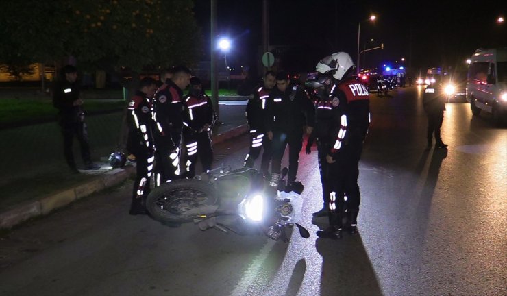 Adana'da elektrikli motosiklet ile polis motosikletin çarpıştığı kazada 1'i polis 2 kişi yaralandı