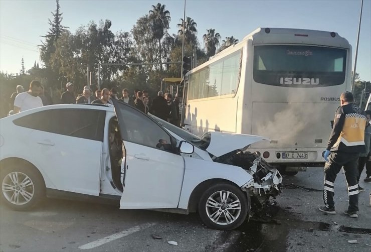 Antalya'da servis midibüsü ile otomobil çarpıştı, 2 kişi öldü, 13 kişi yaralandı