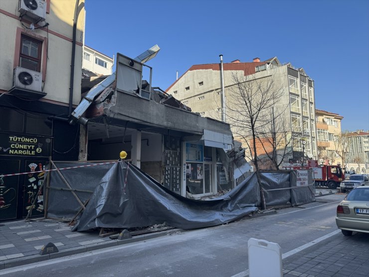 Bolu'da yıkımı yapılan binadan yola düşen parçalar paniğe neden oldu