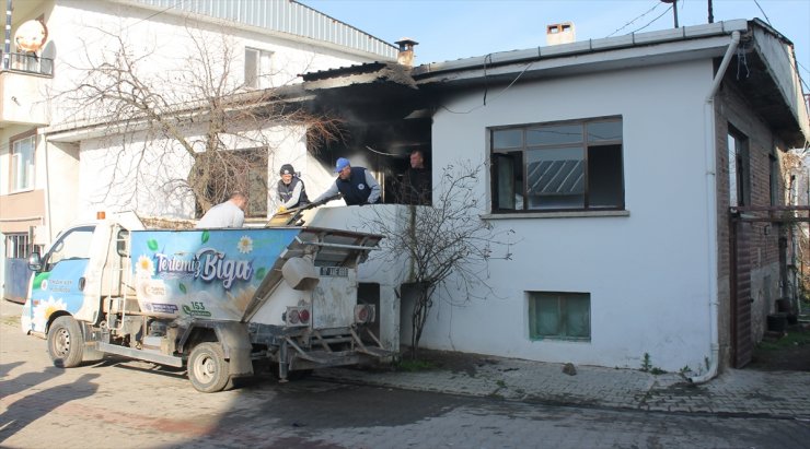 Çanakkale'de belediye temizlik işçilerinin fark ettiği ev yangını söndürüldü