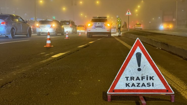 Diyarbakır'da çarpışan 2 otomobilin sürücüsü yaralandı