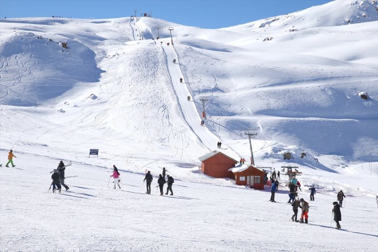 Hakkari'deki kayak merkezinde yılbaşı hareketliliği