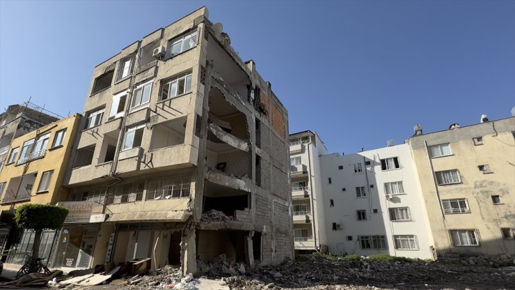 Hatay İskenderun'da ağır hasarlı binaların yıkımı sürüyor