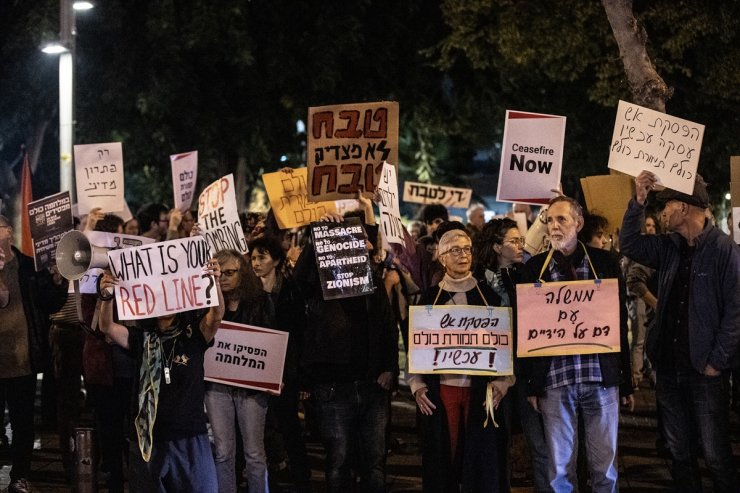 İsrailli aktivistler Gazze'de ateşkes talebiyle Tel Aviv'de gösteri düzenledi