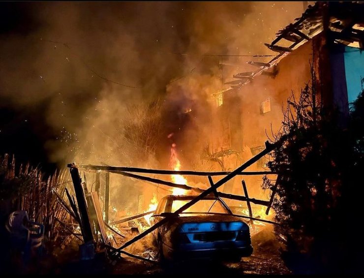 Kastamonu'da çıkan yangında 2 katlı ev ile otomobil zarar gördü