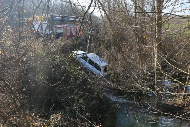 Kocaeli'de dereye devrilen otomobilin sürücüsü öldü