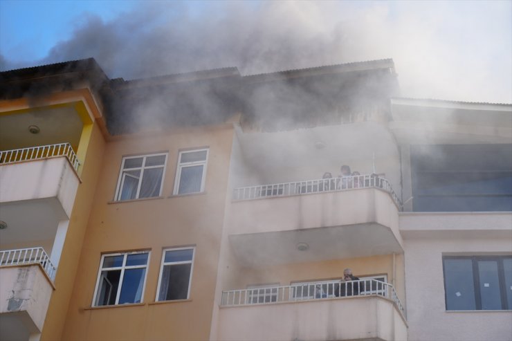 Muş'ta yangın çıkan binada mahsur kalanlar itfaiye ekiplerince kurtarıldı