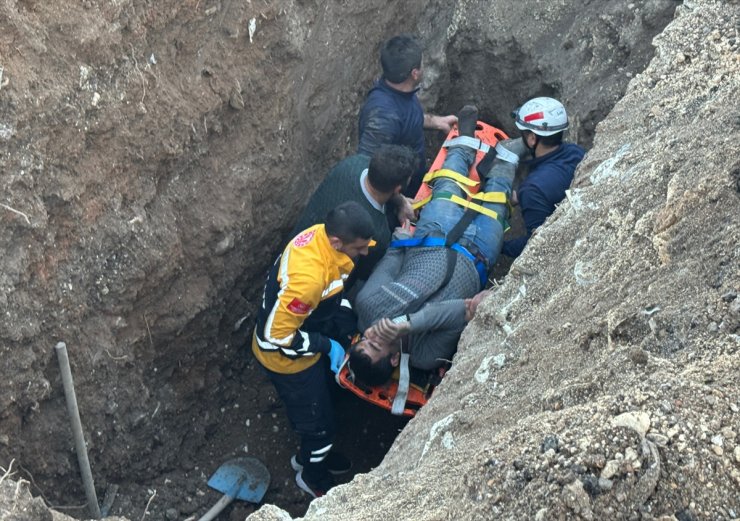 Şanlıurfa'da göçük altında kalan bir işçi kurtarıldı