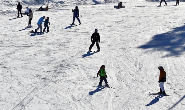 Sarıkamış Kayak Merkezi'nde turizmcileri yeni yıl heyecanı sardı