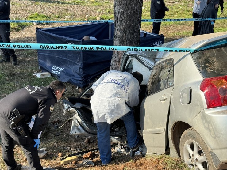 Antalya'da şarampole devrilen otomobildeki genç öldü, bir çocuk yaralandı