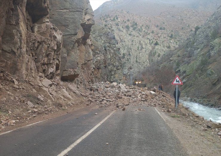 Artvin-Ardahan kara yolu heyelan nedeniyle ulaşıma kapandı