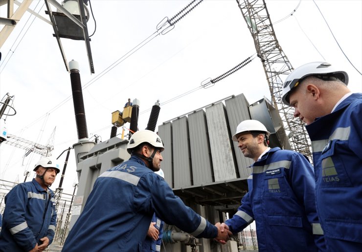 Bakan Bayraktar, elektrik şebekesi yönetimi için 81 ilde 21 bin çalışanın sahada olduğunu bildirdi: