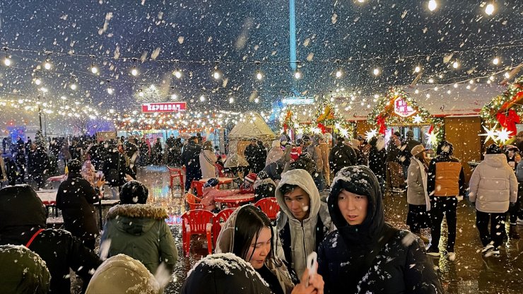 Bişkek'in Ala-Too Meydanı yeni yıl için çam ağaçları ve ışıklarla süslendi